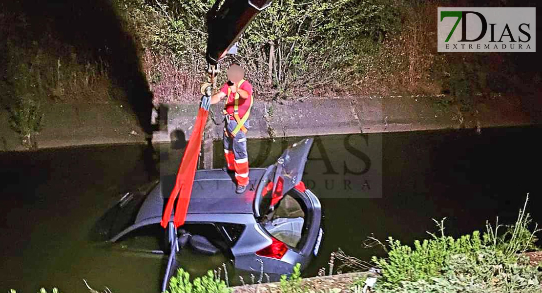 Caen al canal de Montijo cuatro personas dentro de un vehículo