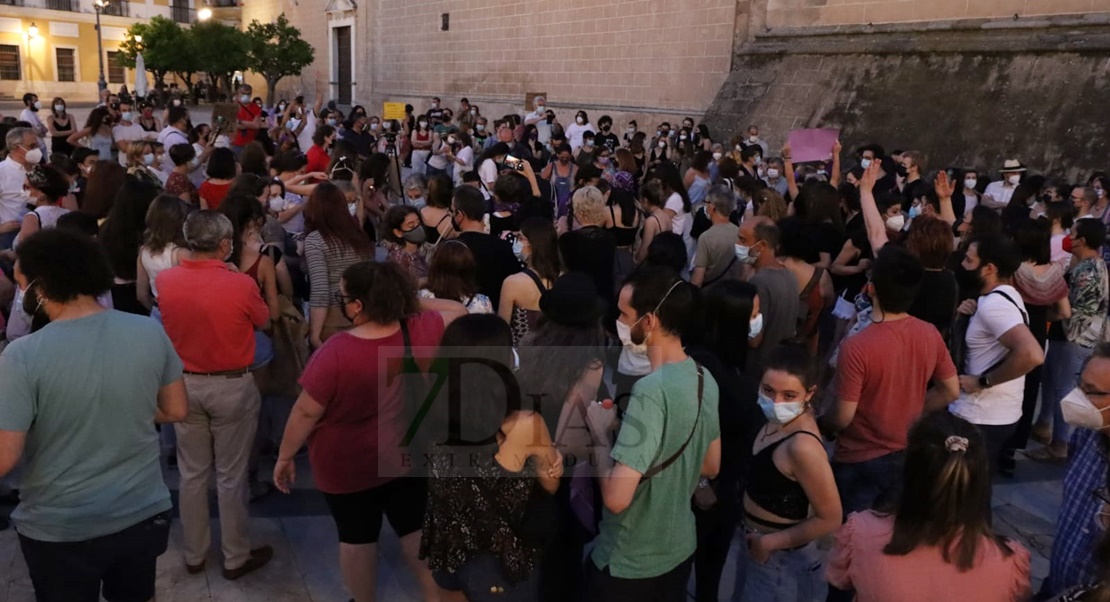 Extremadura alza la voz en repulsa de los asesinatos de las niñas de Tenerife y la joven sevillana