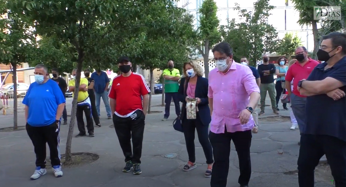 Increpan a Vergeles antes de vacunarse contra el covid en Badajoz