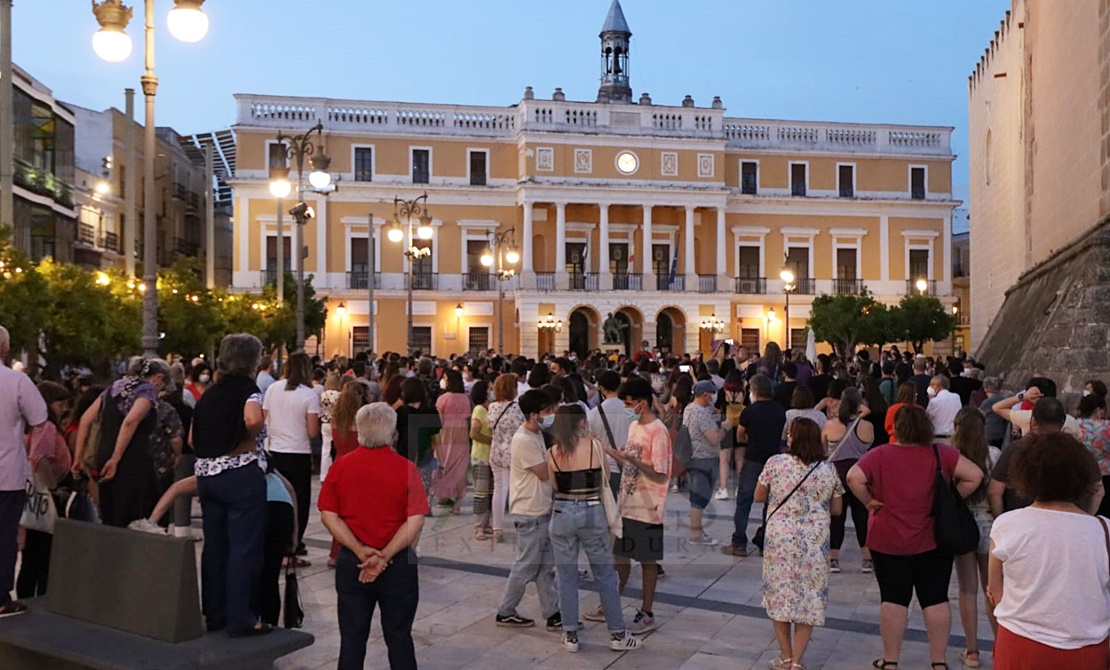 Extremadura alza la voz en repulsa de los asesinatos de las niñas de Tenerife y la joven sevillana