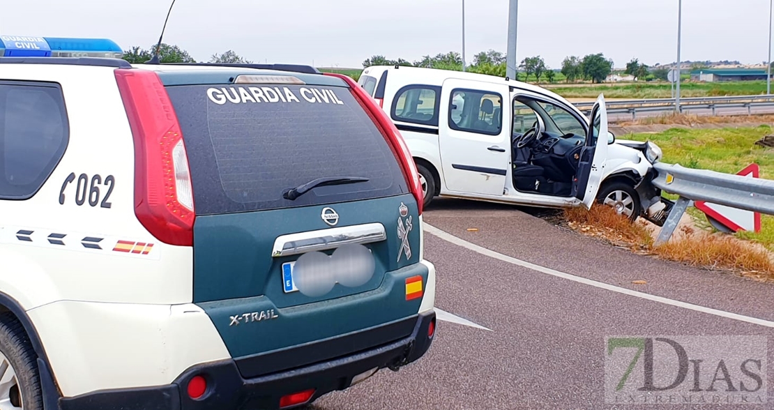 Accidente de tráfico en la rotonda de entrada a la Base Aérea (Badajoz)