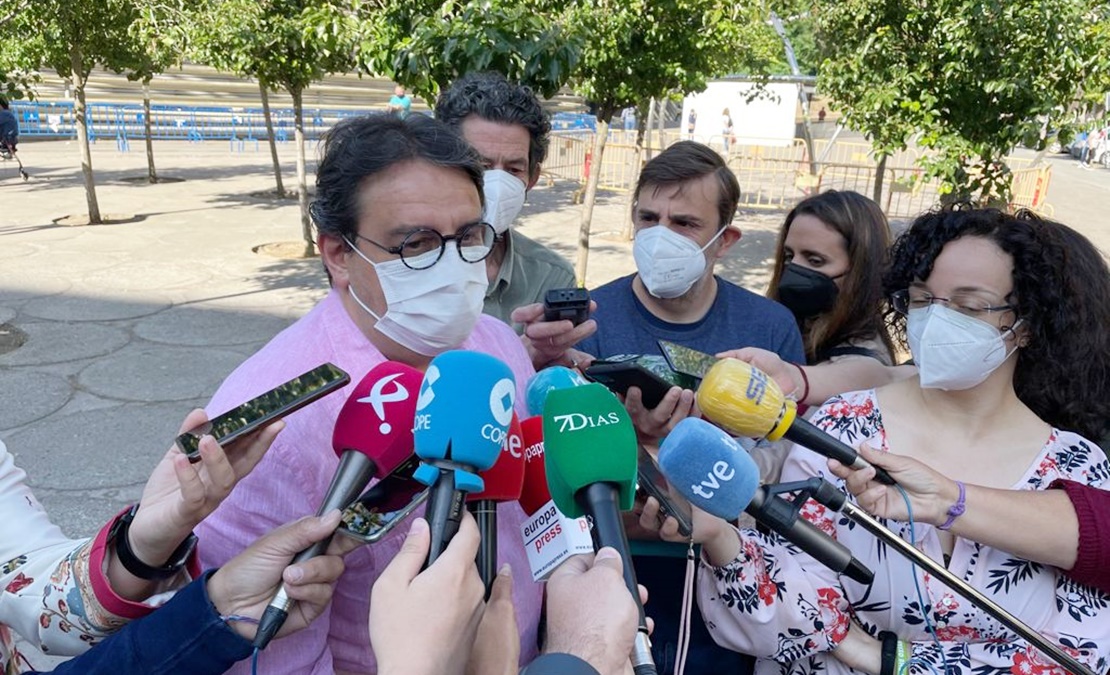 Vergeles comparece tras vacunarse con Pfizer en Badajoz