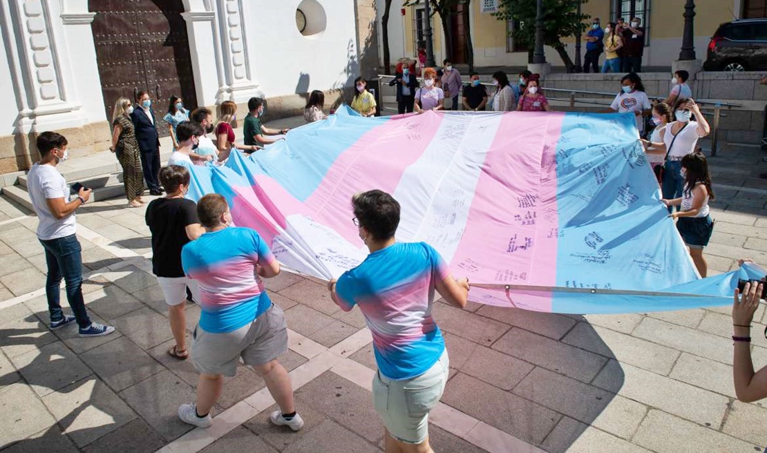 Vara asiste a la recepción de la bandera Trans en Mérida