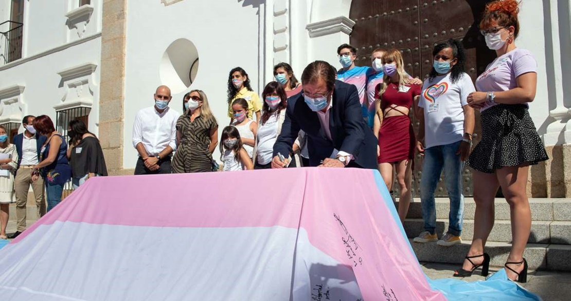 Vara asiste a la recepción de la bandera Trans en Mérida