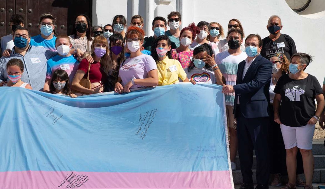Vara asiste a la recepción de la bandera Trans en Mérida