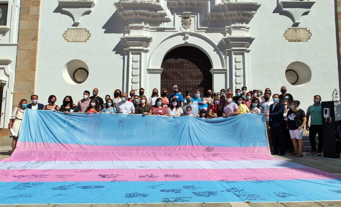 Vara asiste a la recepción de la bandera Trans en Mérida