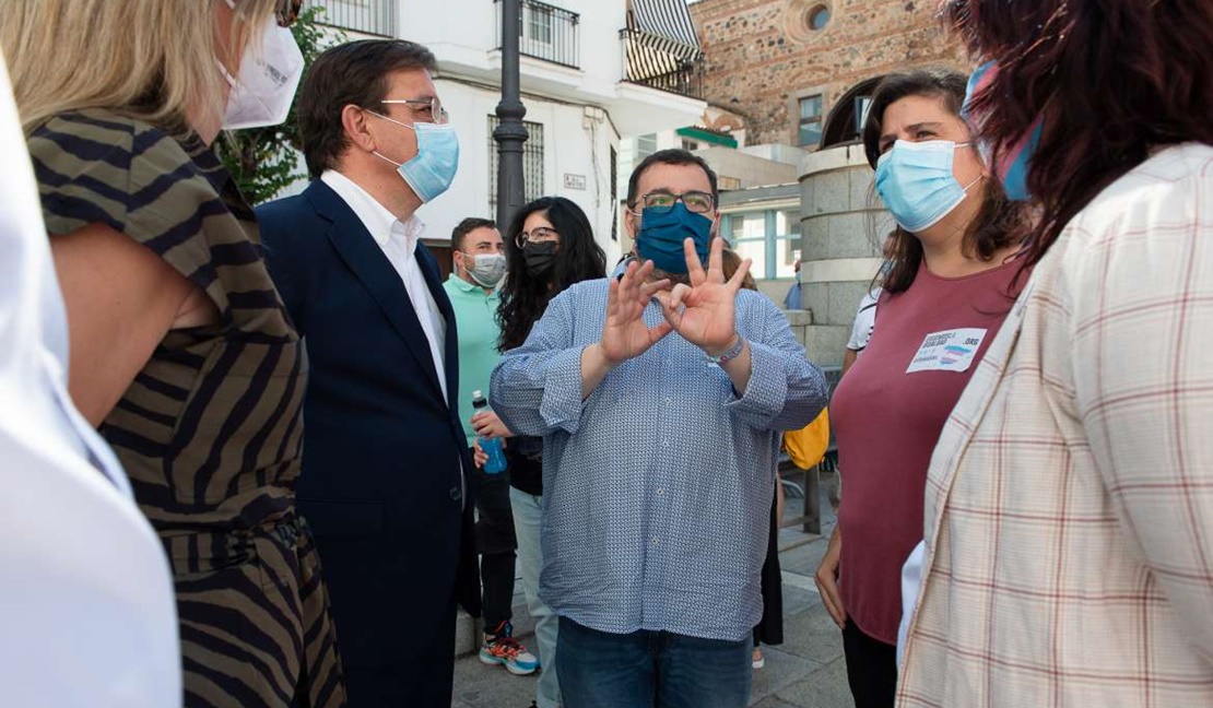Vara asiste a la recepción de la bandera Trans en Mérida