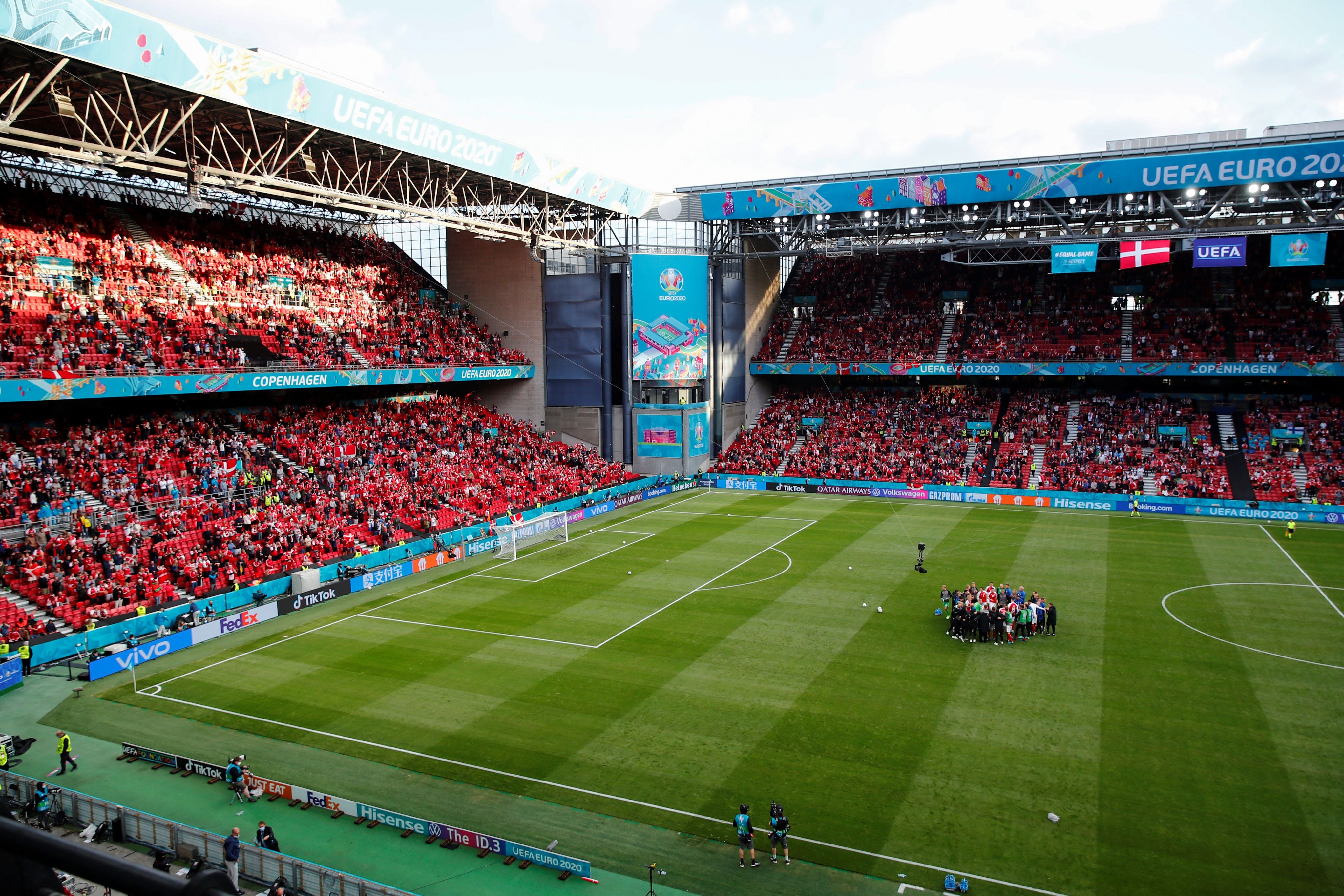 Tras la petición de los jugadores se reanuda el partido Dinamarca – Finlandia