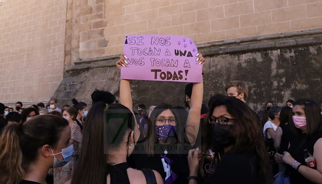 Extremadura alza la voz en repulsa de los asesinatos de las niñas de Tenerife y la joven sevillana