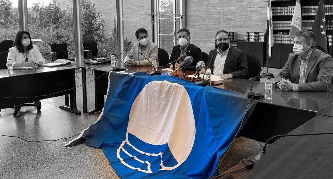 Entregan las banderas azules a las playas de Orellana la Vieja y Cheles