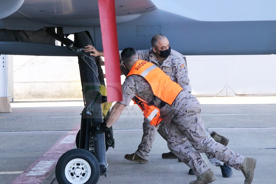 La ministra de Defensa visita la base Área de Talavera (Badajoz)