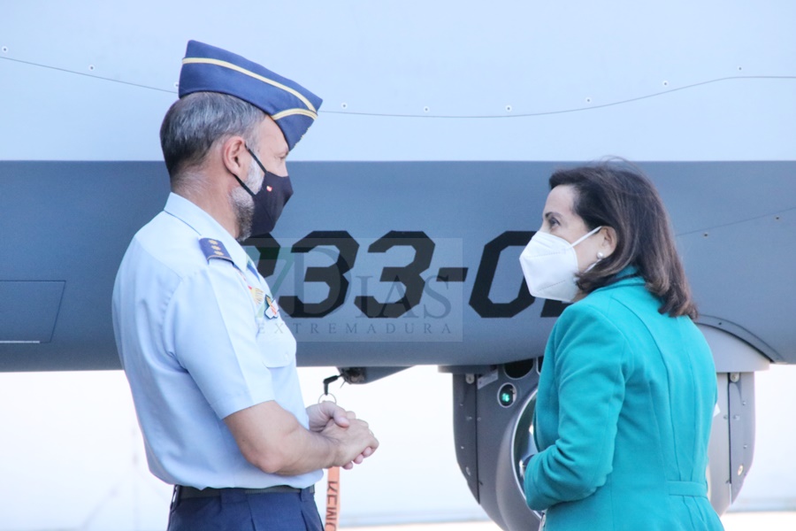 La ministra de Defensa visita la base Área de Talavera (Badajoz)
