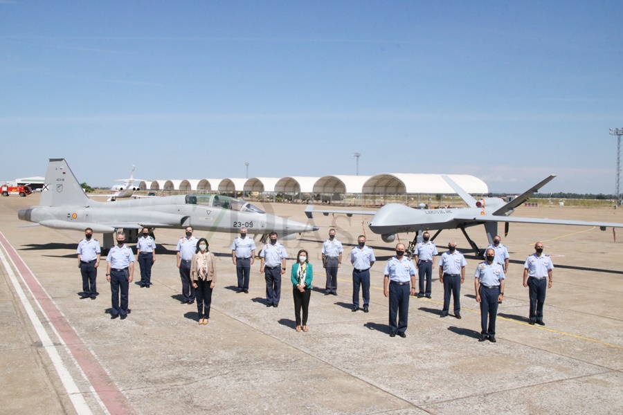 La ministra de Defensa visita la base Área de Talavera (Badajoz)