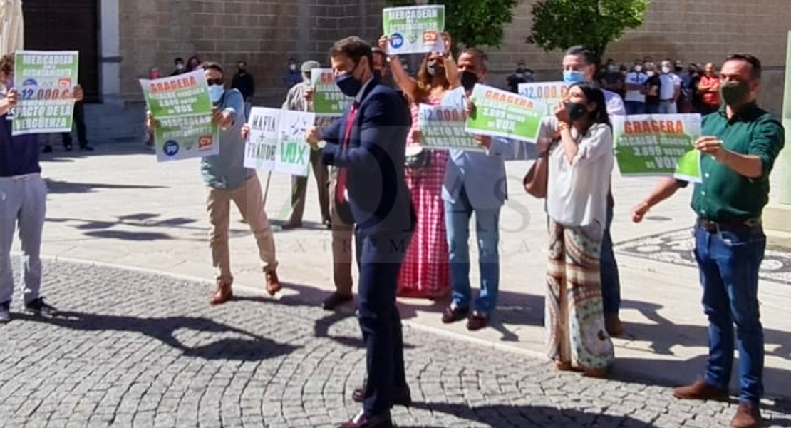 Tensión a las puertas del Ayto. entre simpatizantes de VOX y su ex concejal Vélez