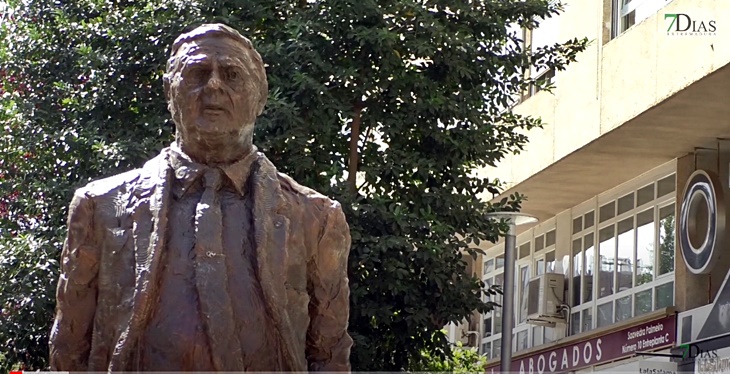 Inauguración de la estatua de Miguel Celdrán en Badajoz