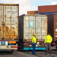 Ponen en peligro sus vidas ocultos en camiones para entrar en España
