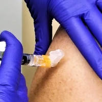 VOX asegura que el SES está presionando a funcionarios para se vacunen con Pfizer