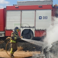 Los Bomberos trabajan en un incendio de vehículo a las afueras de Badajoz