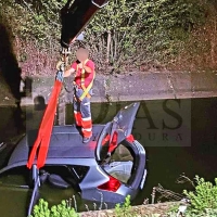 Caen al canal de Montijo varias personas dentro de un vehículo