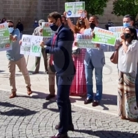 Tensión a las puertas del Ayto. entre simpatizantes de VOX y su ex concejal Vélez