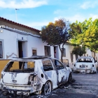 La mala relación con sus vecinos le empuja a quemar sus vehículos en una localidad extremeña
