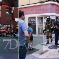 Varios agentes atendidos tras incendio de vivienda en el centro de Badajoz