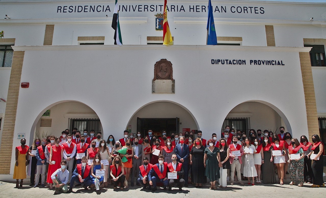 Gallardo preside la imposición de becas a los residentes de la Hernán Cortés