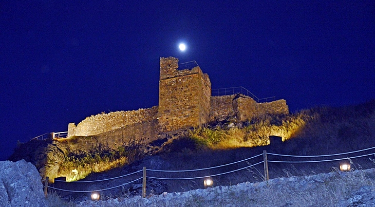 Mejoran la accesibilidad y la nueva iluminación del castillo de Magacela