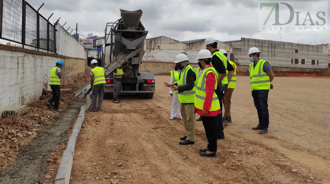 Fragoso visita las obras del nuevo campo de fútbol de la Margen Derecha