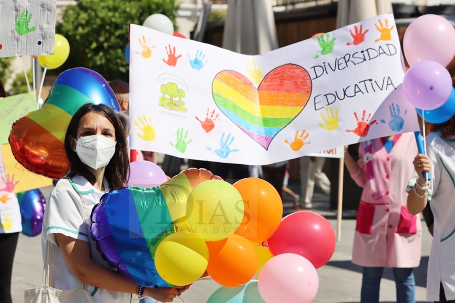 REPOR: Manifestación por la crítica situación de los centros de infantil y guarderías extremeñas