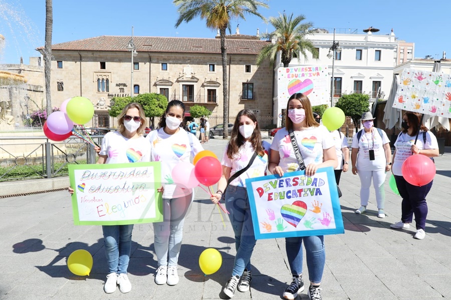 REPOR: Manifestación por la crítica situación de los centros de infantil y guarderías extremeñas