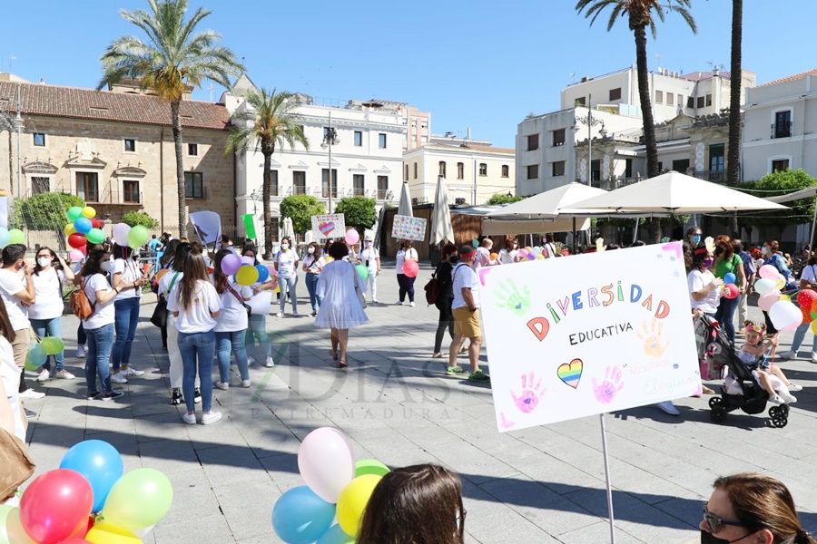 REPOR: Manifestación por la crítica situación de los centros de infantil y guarderías extremeñas