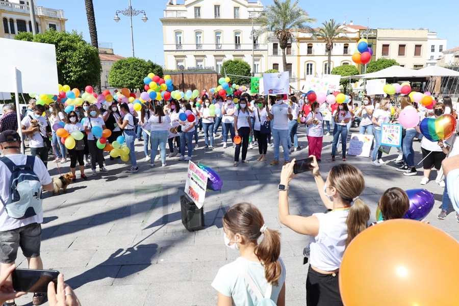 REPOR: Manifestación por la crítica situación de los centros de infantil y guarderías extremeñas