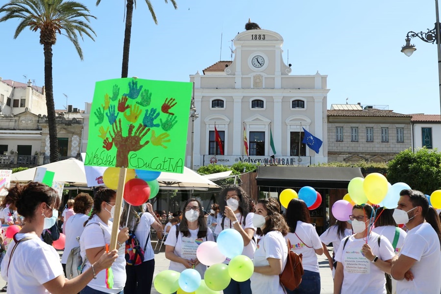 REPOR: Manifestación por la crítica situación de los centros de infantil y guarderías extremeñas