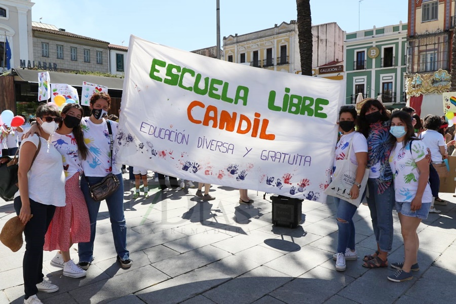 REPOR: Manifestación por la crítica situación de los centros de infantil y guarderías extremeñas