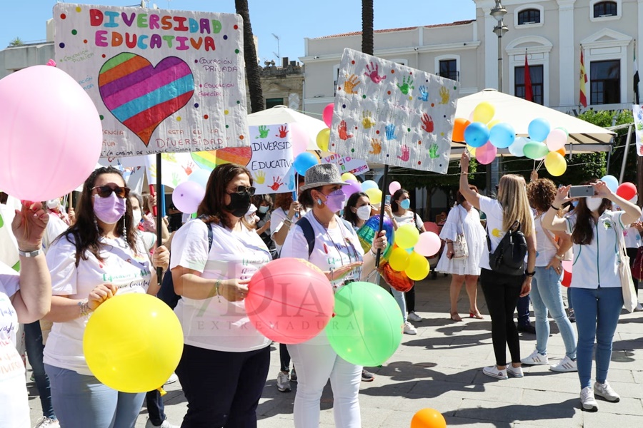 REPOR: Manifestación por la crítica situación de los centros de infantil y guarderías extremeñas