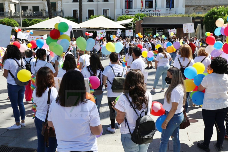 REPOR: Manifestación por la crítica situación de los centros de infantil y guarderías extremeñas
