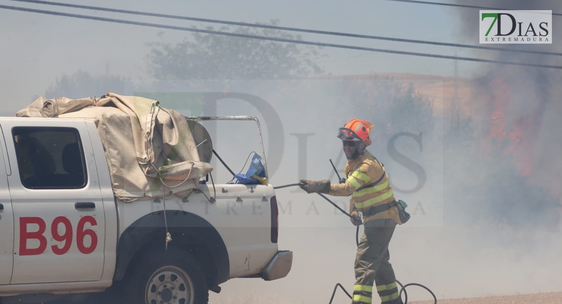 REPOR - Imágenes del incendio declarado nivel 1 de peligrosidad a la salida Badajoz