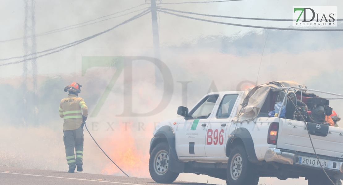 REPOR - Imágenes del incendio declarado nivel 1 de peligrosidad a la salida Badajoz