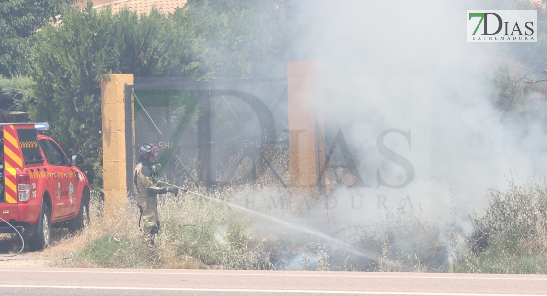 REPOR - Imágenes del incendio declarado nivel 1 de peligrosidad a la salida Badajoz