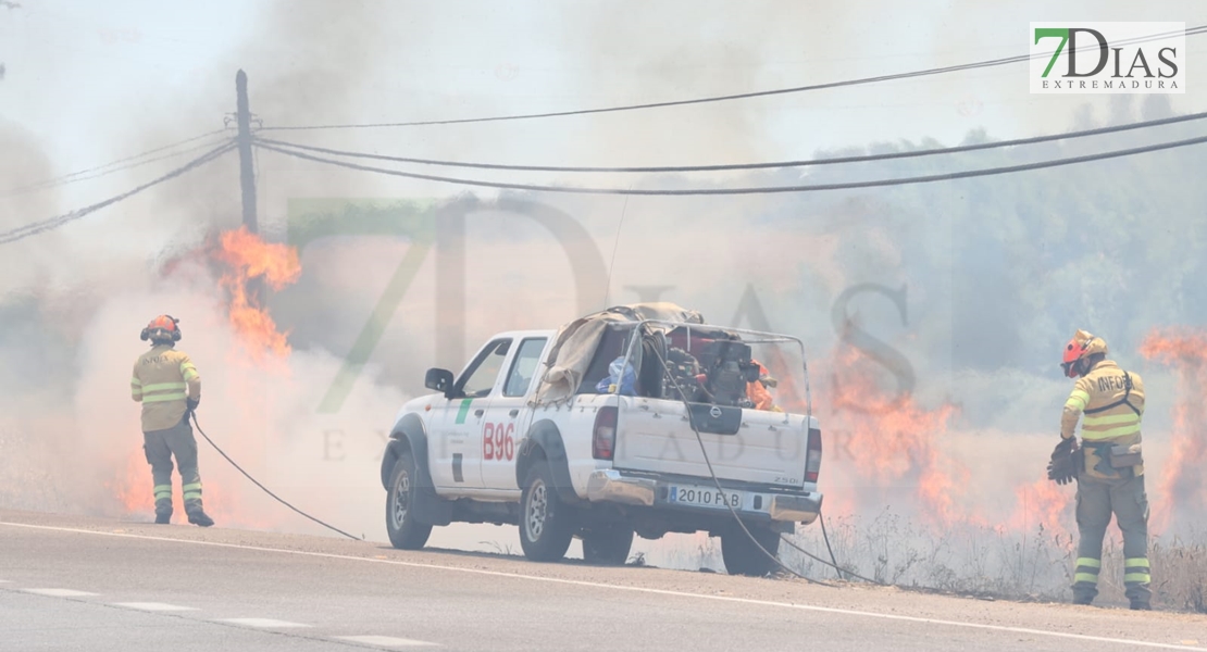 REPOR - Imágenes del incendio declarado nivel 1 de peligrosidad a la salida Badajoz