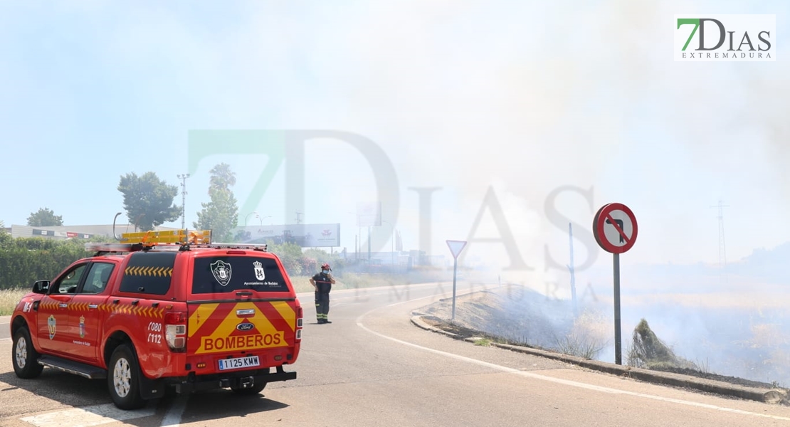 REPOR - Imágenes del incendio declarado nivel 1 de peligrosidad a la salida Badajoz