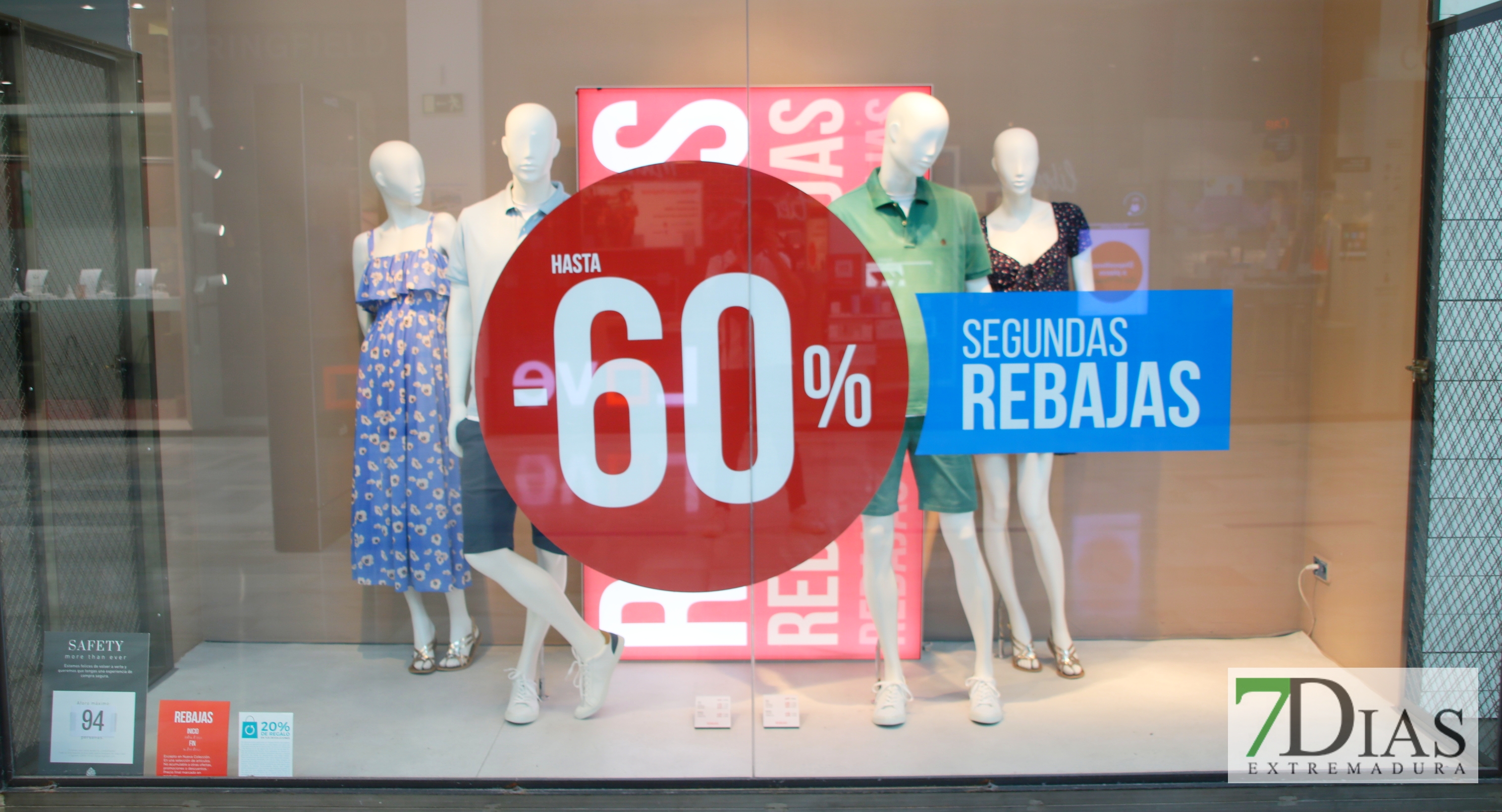 REPOR - Los extremeños aprovechan las primeras rebajas del verano