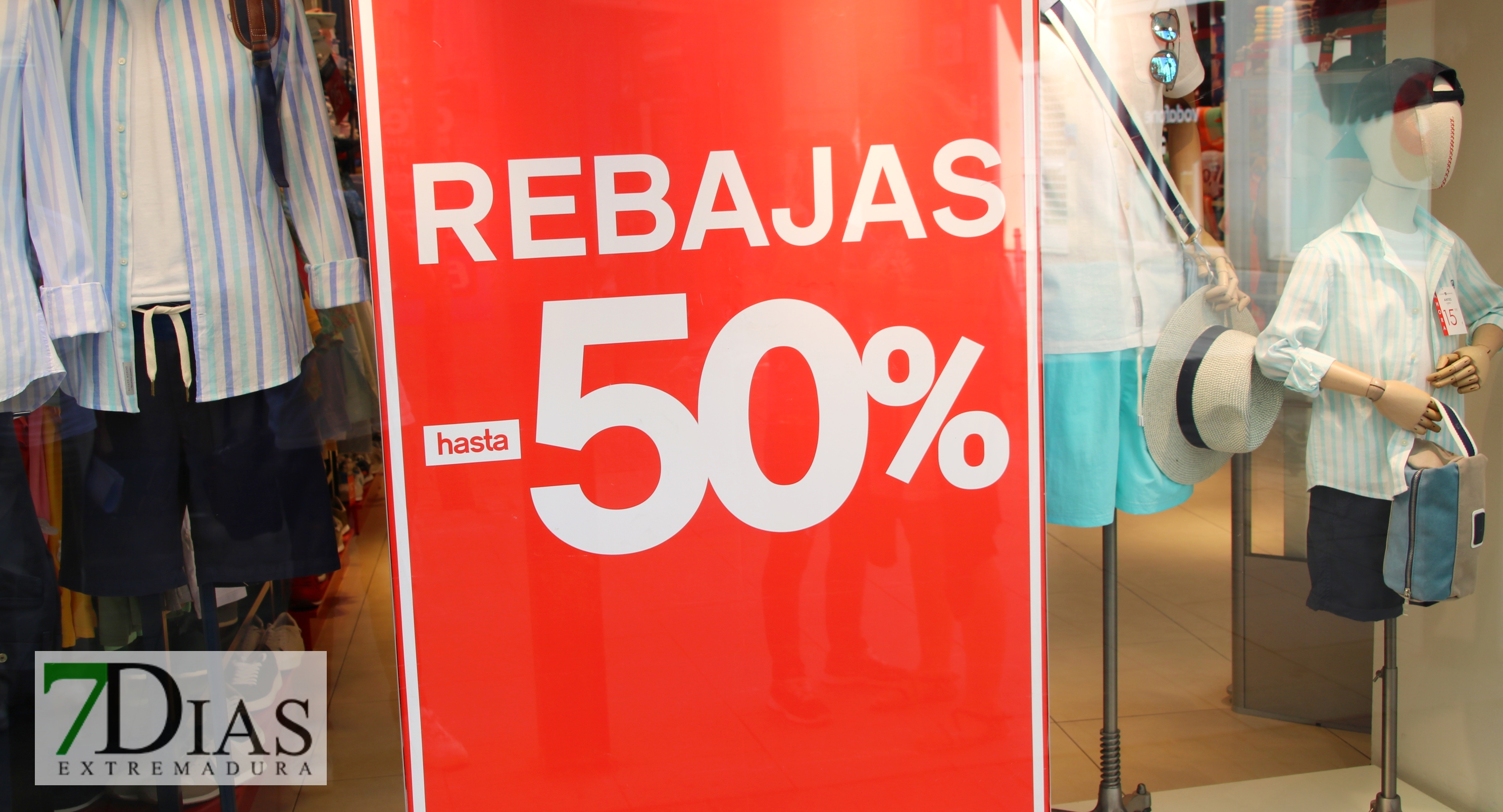 REPOR - Los extremeños aprovechan las primeras rebajas del verano