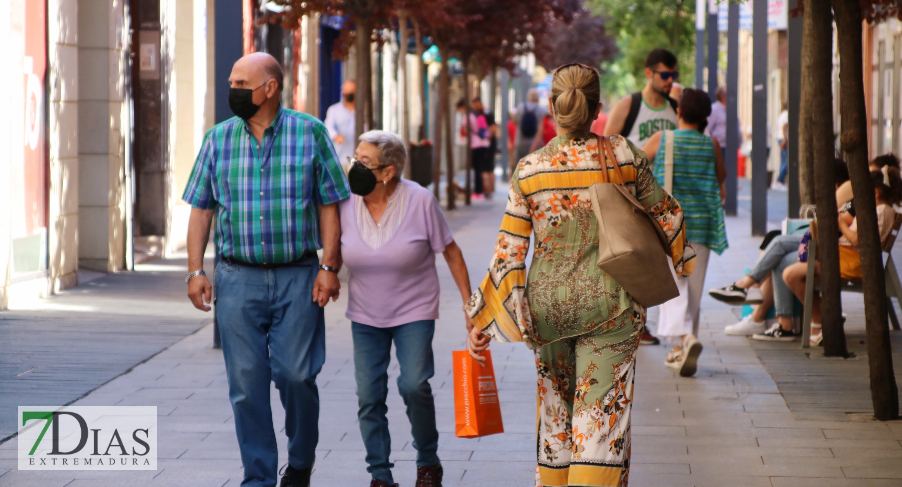 REPOR - Los extremeños aprovechan las primeras rebajas del verano