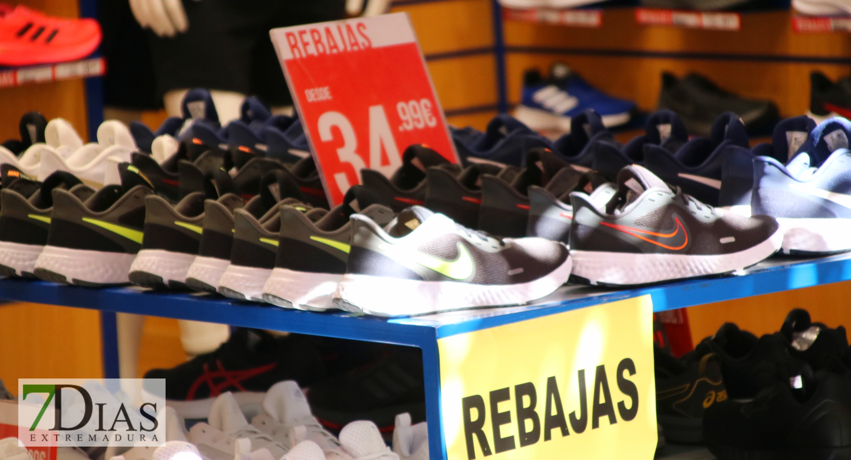 REPOR - Los extremeños aprovechan las primeras rebajas del verano