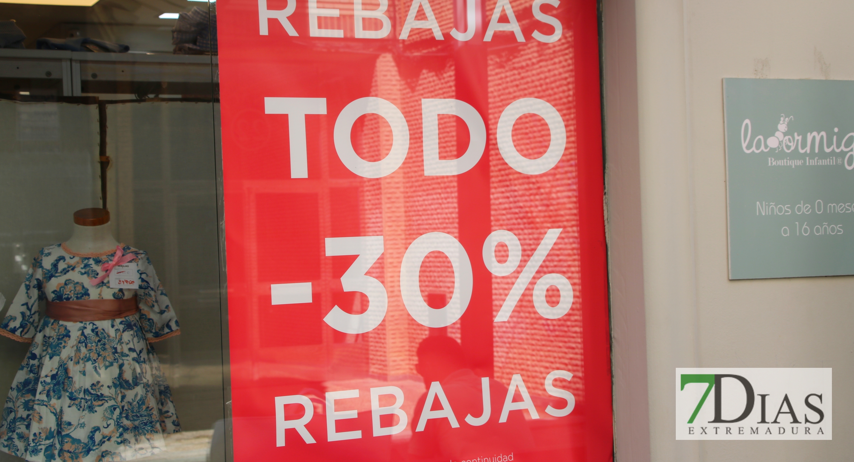 REPOR - Los extremeños aprovechan las primeras rebajas del verano