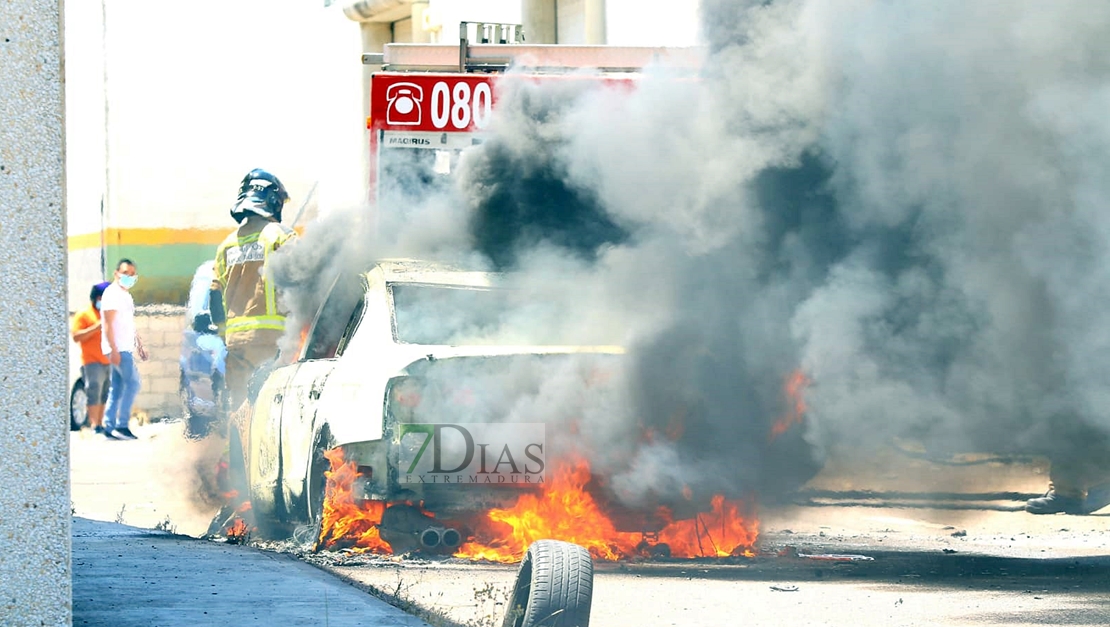 Sale ardiendo un vehículo en el polígono El Nevero (Badajoz)