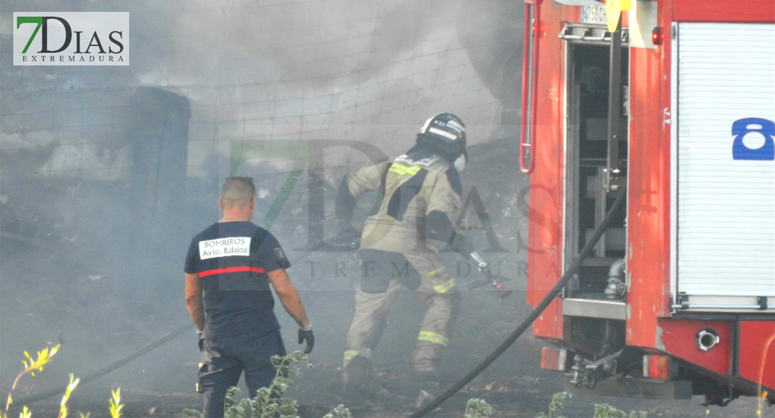 Bomberos de Badajoz intentan controlar un incendio declarado en la zona de &#39;Las Crispitas&#39;