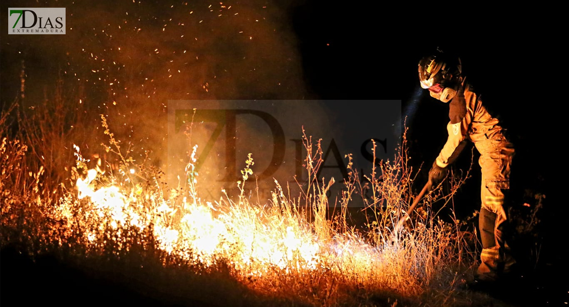 Un incendio cercano a sus casas alerta a los vecinos de la barriada de Llera (BA)